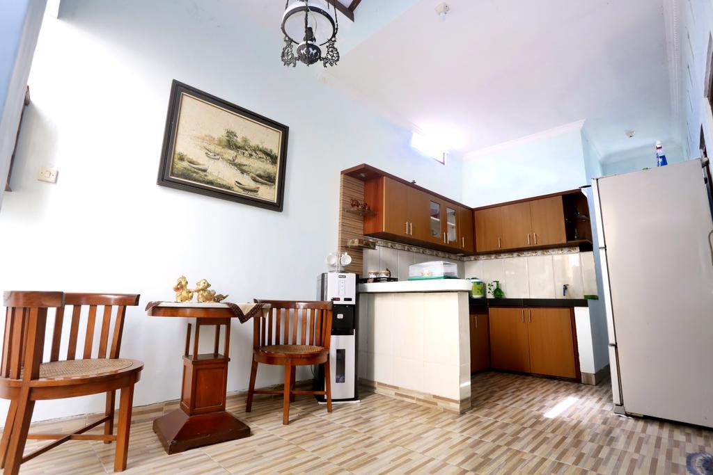Griya Kedasih Guesthouse Yogyakarta Exterior foto